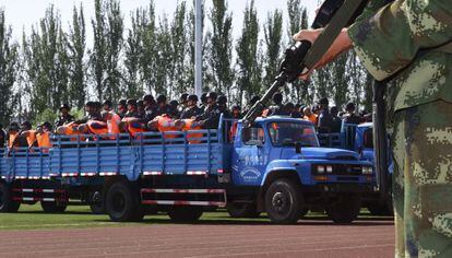Un cami&oacute;n traslada a decenas de sospechosos de terrorismo para un juicio masivo en la ciudad de Yili, en la regi&oacute;n de Xinjiang, el pasado mayo. 