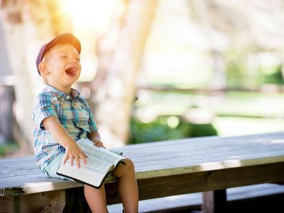 Un niño se ríe a carcajadas.