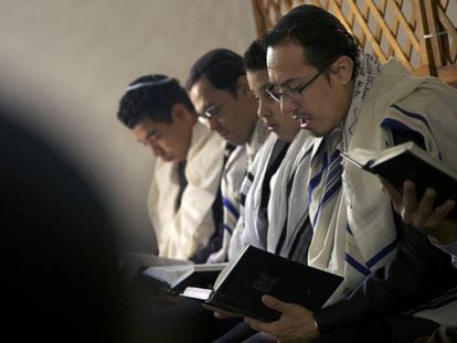 Judíos conversos de origen sefardí rezan en su sinagoga en Bello (Colombia).