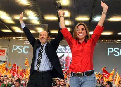 Rubalcaba y Chac&oacute;n, en noviembre en Barcelona, en un mitin de las elecciones generales. 