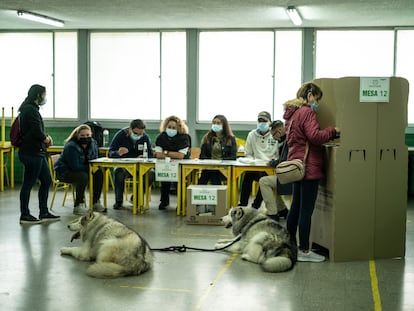 Una persona vota en las elecciones presidenciales, en Bogotá, el 29 de mayo de 2022.