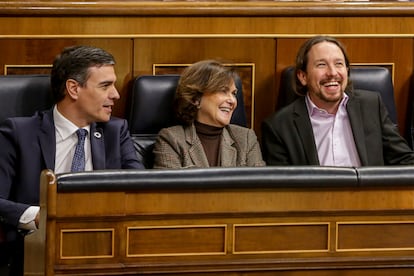 En el Gobierno. 11 de febrero de 2020
El presidente del Gobierno, Pedro Sánchez, la vicepresidenta primera del Gobierno, Carmen Calvo, y el vicepresidente segundo y ministro de Derechos Sociales y Agenda 2030, Pablo Iglesias, en el Congreso de los Diputados en Madrid. 