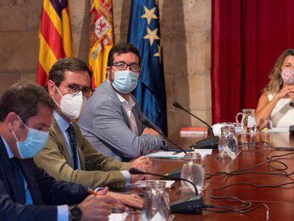 La ministra de Trabajo y Economía Social, Yolanda Díaz y el presidente de la CEOE, Antonio Garamendi, en la mesa de la Comisión de Seguimiento Tripartita Laboral celebrada la semana pasada en Palma de Mallorca.