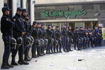 Policías, en la mañana de la huelga general, ante un centro de El Corte Inglés en Madrid.