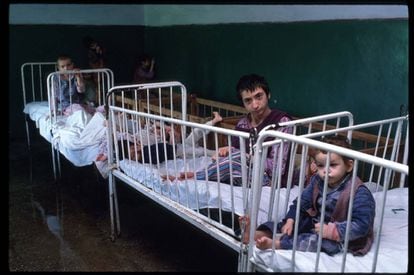 Los niños eran abandonados por sus padres y apenas atendidos en los orfanatos rumanos. Imagen tomada en mayo de 1990.