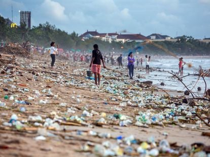 Playa de Kuta, en Bali (Indonesia), inundada de residuos de plástico.