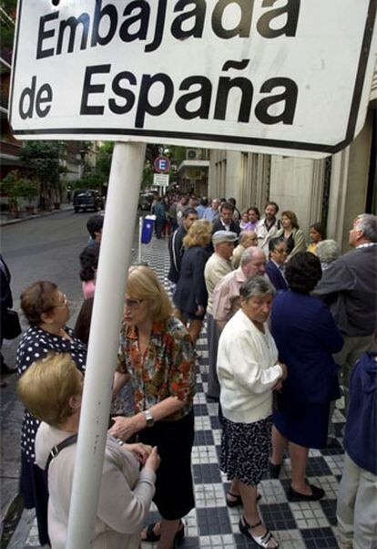 Colas ante la Embajada de España en Buenos Aires en 2002.
