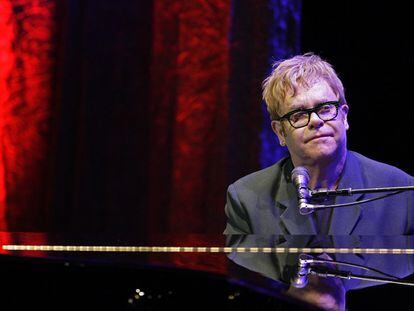 Elton John dejó la bebida hace 20 años, poco después de la muerte de un adolescente de India que tenía sida. Así lo ha revelado el cantante durante un acto de beneficencia celebrando la vida y el legado del chico, Ryan White. John y White hicieron amistad durante la batalla pública del adolescente en busca de aceptación tras ser expulsado de una escuela de su ciudad. El cantante acudió a visitar a White cuando este ingresó en el hospital e incluso llevó su ataúd y cantó en su funeral.