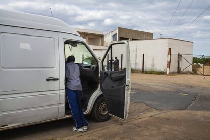 Pero, ¿por qué se desplazan hasta Huelva miles de trabajadores sin documentación en regla cada año para trabajar? Porque pueden trabajar. Muchos lo hacen sin contrato. Otros alquilan el permiso de trabajo de un paisano a cambio de una pequeña suma de dinero a fin de mes. Para encontrar un patrón, en Lepe por ejemplo, solo hay que ir a la rotonda de delante del cementerio a las seis de la mañana. Desde esa hora, cientos de furgonetas comienzan a circular gritando el número de empleados que necesitan desde la ventanilla. Los jornaleros solo tienen que acercarse y entrar en el vehículo para trabajar ese día. No hay discusiones en ningún momento, ya que hay trabajo.