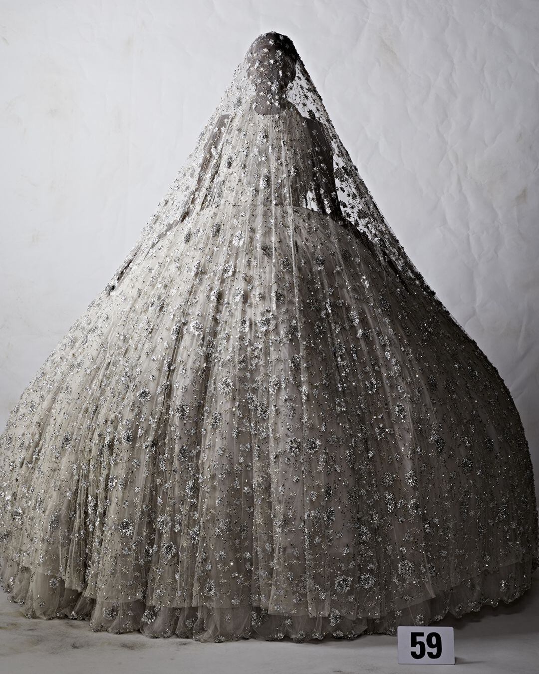 Vestido de novia de la colección de alta costura de la colección 51º de Balenciaga, presentada el 6 de julio en París.