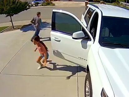 Captura de una cámara de seguridad en la que se ve a una niña asustando a un ladrón en Bakersfield, California.