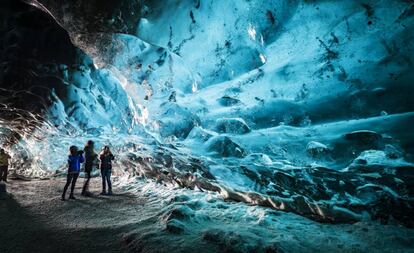 Turistas en la Cueva de Cristal, bajo el glaciar Breidamerkurjokull, en Islandia.