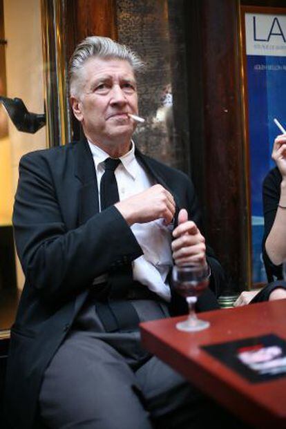 Lynch, un cigarro y un chato de vino