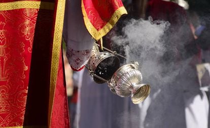 Durante estas fechas también cambia el aroma de las ciudades. En Huelva, el olor del incienso se mezcla con el de los dulces y postres artesanos.