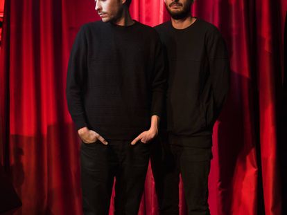 Los hermanos gallegos Yayo V. Codesido (izquierda) y Eloi Vázquez son los DJ de El cuerpo del disco, con residencia en el Café Berlín de Madrid.