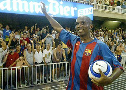 Eto&#39;o, ya vestido con la camiseta del Barça, saluda al público durante su presentación.