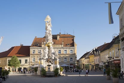 Conocida sobre todo por su casino y por el balneario parcialmente ubicado en las antiguas termas romanas, en Baden bei Wien se puede visitar el jardín de rosas más grande de Austria, el Rosarium, dentro del parque Doblhoffpark. Y si lo hacemos desde Viena, merece la pena llegar a bordo del tranvía que parte desde el centro de la capital austriaca, una de las rutas ferroviarias más antiguas del país.