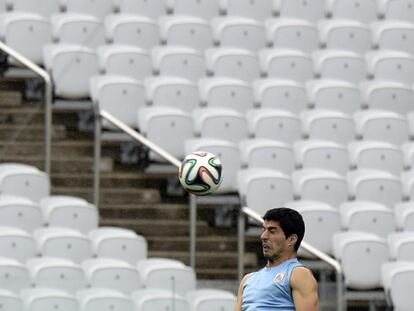 Luis Su&aacute;rez cabecea durante un entrenamiento.