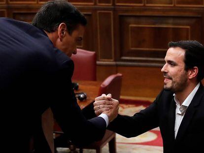 El presidente del Gobierno, Pedro Sánchez, estrecha la mano de su ministro de Consumo, Alberto Garzón.