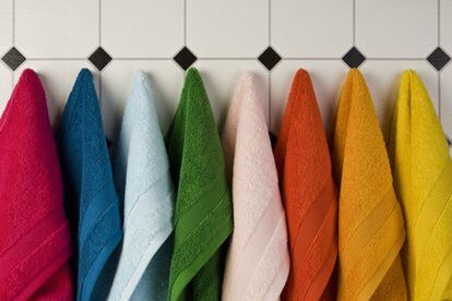 Hoy en día los textiles del hogar ofrecen una gran variedad de colores y materiales para que decorar el baño y la cocina no resulte aburrido.