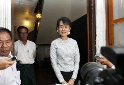 La premio Nobel de la Paz Aung San Suu Kyi comparece ante los periodistas en su domicilio en Yangon, tras reunirse con el ministro de Exteriores de Indonesia.