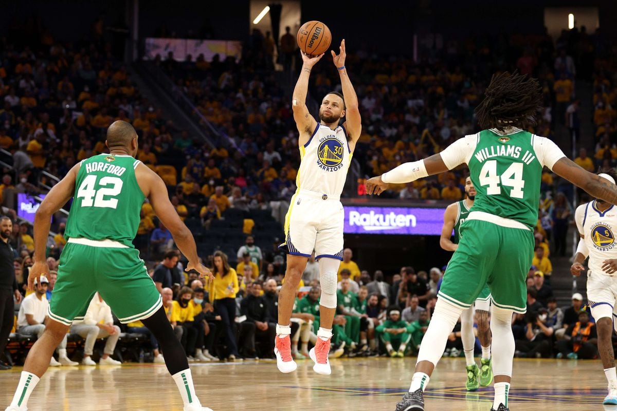 A spectacular third quarter is enough for the Warriors to beat the Celtics