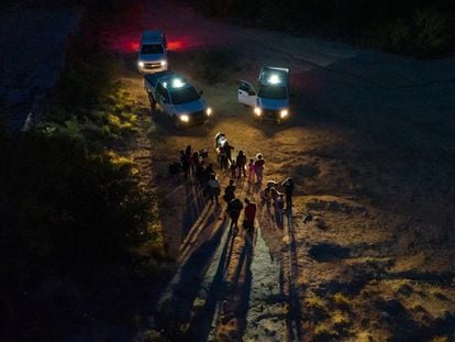 Migrantes se encuentran con integrantes de la Patrulla Fronteriza tras su ingreso a Roma, Texas, el 13 de junio.