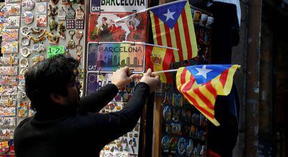 Esteladas y la bandera espa&ntilde;ola en una tienda de Barcelona.