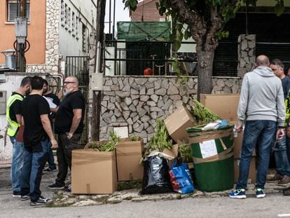 Agents vigilen la marihuana requisada.