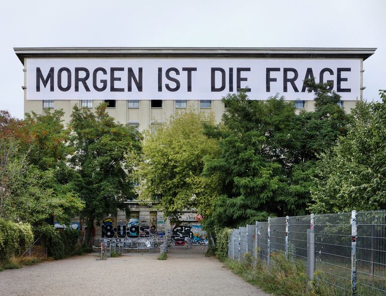 El edificio del Studio Berlin con la pancarta con el mensaje “Mañana es la cuestión”.