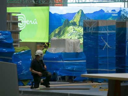 Un operario prepara un estand de la nueva nueva edición de Fitur, la feria internacional de turismo que se celebrará del 19 al 23 de mayo.