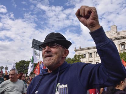 Un manifestante durante las protestas de trabajadores contra la reforma jubilatoria, este martes en Montevideo.