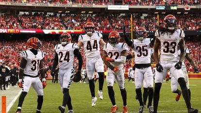 Los miembros de la defensiva de los Cincinnati Bengals, este domingo, en Kansas City, tras vencer a los Chiefs.