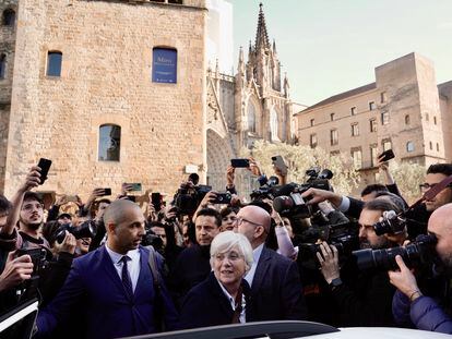 Momento de la detención de Clara Ponsatí, este martes en Barcelona.