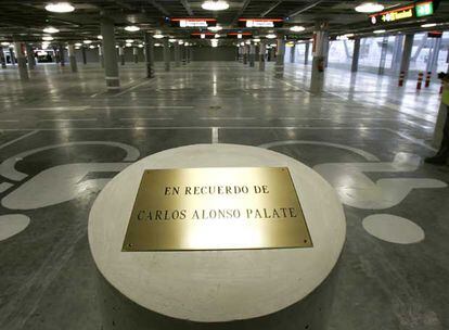 Columna truncada en la plaza 403 del módulo D de la Terminal 4 que recuerda al ecuatoriano Carlos Alonso Palate.
