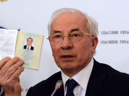 El ex primer ministro ucranio, Nikol&aacute;i Az&aacute;rov, sujeta un pasaporte durante una rueda de prensa este lunes en Mosc&uacute;.