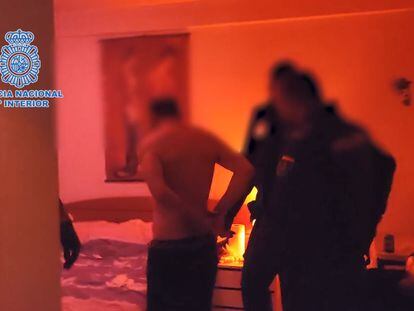 Detención de un miembro de una red criminal dedicada al tráfico de drogas y explotación sexual de ciudadanas chinas, en una captura del vídeo difundido por la Policía Nacional.