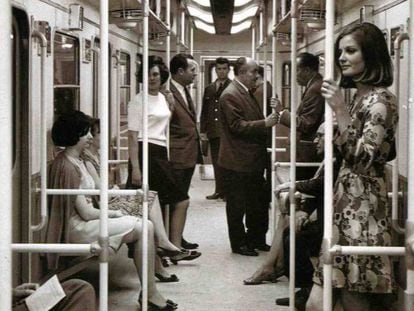 Viajeros en un vagón del Metro de Madrid en la década de los setenta. En vídeo, el nieto de Miguel Otamendi recuenta cómo se creó el suburbano.