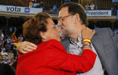 Mariano Rajoy y Rita Barber&aacute; se funden en un abrazo en un mitin de campa&ntilde;a en Valencia en mayo de 2015.