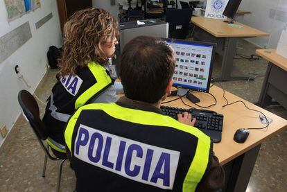Agentes del grupo de delitos informáticos de la Policía Nacional, en una comisaría de Málaga.