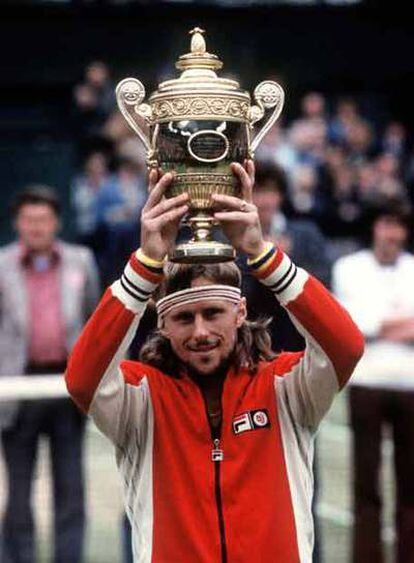 Bjorn Borg levanta su cuarta copa en 1979.