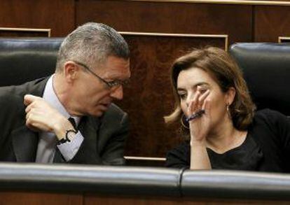 Gallardón, conversa con la vicepresidenta del Gobierno, Soraya Sáenz de Santamaría, en el pleno del pasado 21.