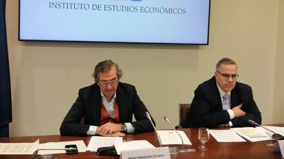 A la izquierda, el presidente del Instituto de Estudios Económicos, Íñigo Fernández de Mesa, y el director general, Gregorio Izquierdo, durante la presentación del Informe de Competitividad Fiscal 2022.