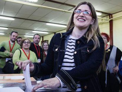 La candidata de IU, Raquel L&oacute;pez, vota este domingo.