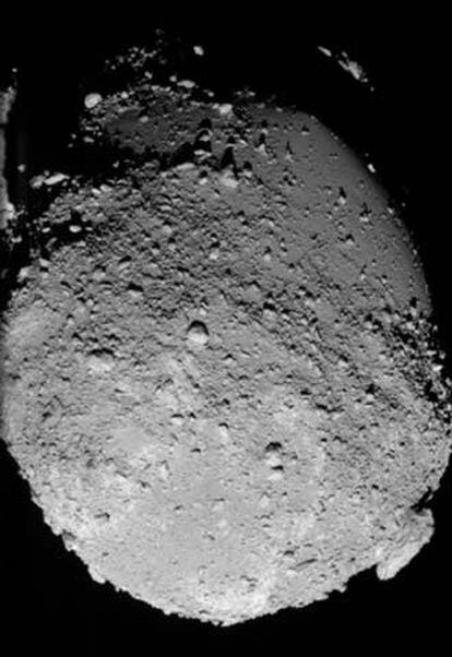 El asteroide Itokawa, fotografiado desde cuatro kilómetros por <i>Hayabusa</i>.