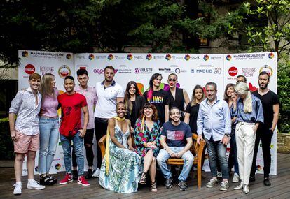 Algunos de los artistas y promotores implicados en el Orgullo 2018 durante la presentación del evento en Madrid, entre ellos Agustín Gómez Cascales (séptimo en la fila superior).