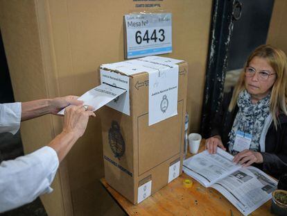 Una persona vota durante las elecciones presidenciales argentinas del 22 de octubre.