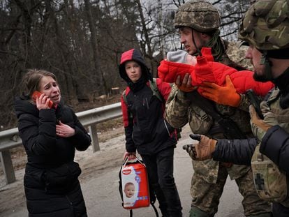 Una mujer habla por teléfono durante la evacuación de Irpin, en Ucrania, ante la invasión de Rusia en la zona.