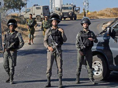 Fuerzas israelíes en la zona del atentado registrado el jueves en Migdal Oz (Cisjordania).