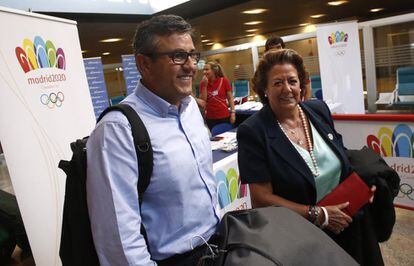 Rita Barberá, alcaldesa de Valencia, ciudad que aspira a ser subsede olímpica, en el aeropuerto de Barajas para unirse a la delegación española que defenderá la candidatura.